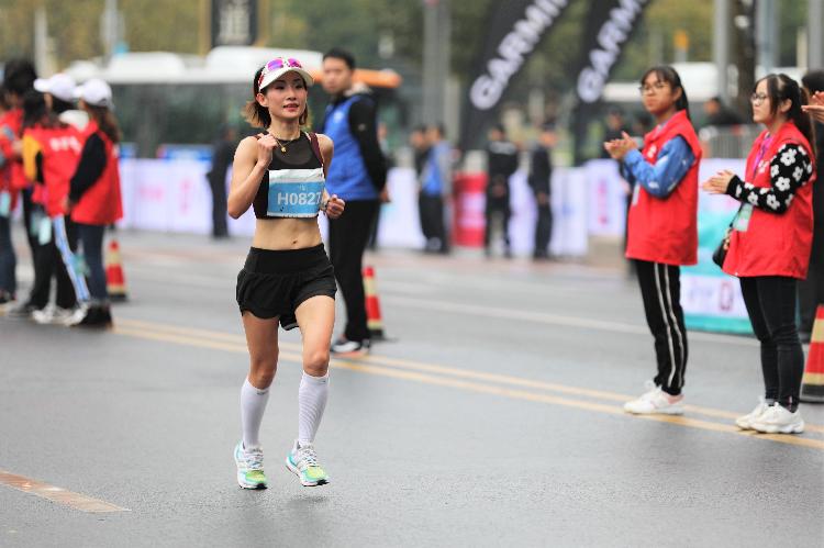 女子初尝黑人巨嗷嗷叫女子初尝异国风情，黑人巨嗷嗷叫的奇妙体验