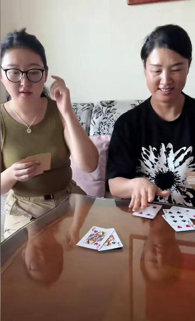 晚上做运动打扑克声音疼的夜幕下的活力与娱乐，晚上做运动与打扑克的声音-第3张图片