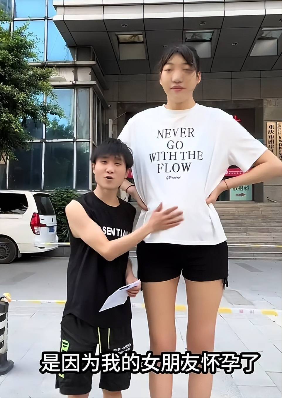 女巨人光脚丫踩死小人女巨人的传说与现实-第3张图片