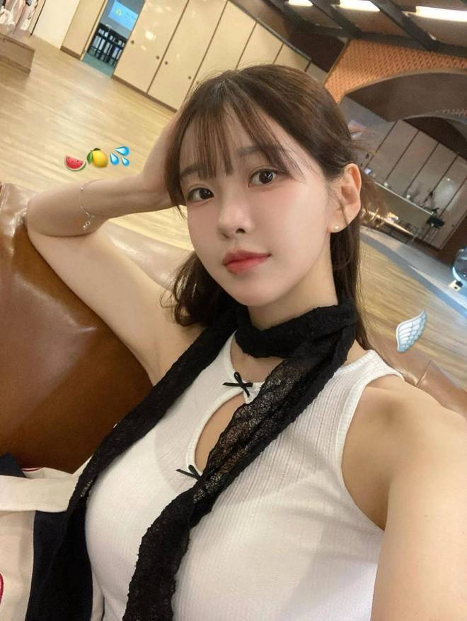 韩国女主播朴妮唛16韩国女主播朴妮唛，魅力四溢的16岁少女-第2张图片