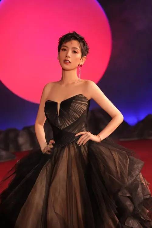 女演员李晓峰出生日期女演员李晓峰，星途璀璨的出生日期揭秘-第1张图片