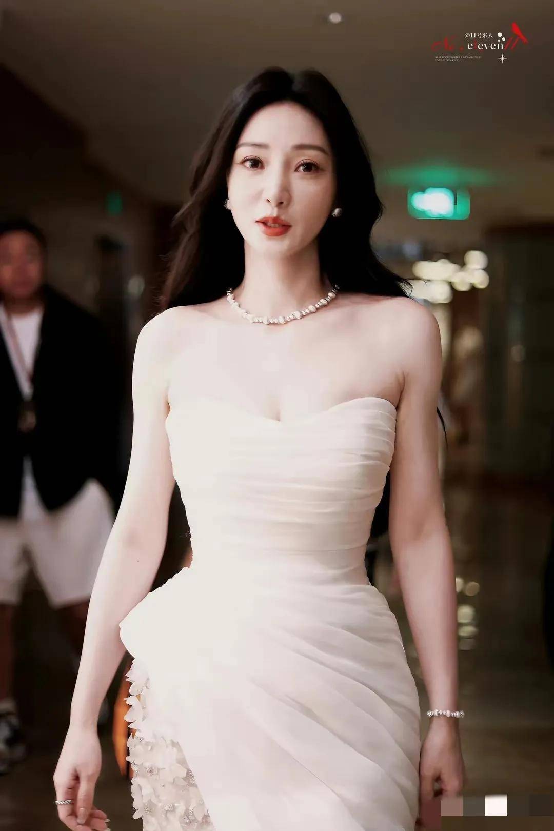 柳岩爆乳柳岩爆乳——时尚与健康的双重探讨-第2张图片