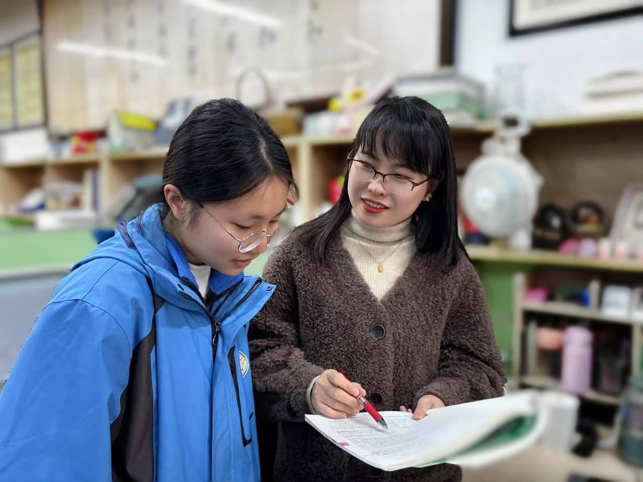 女教师纱也香女教师纱也香，教育之光，温暖人心-第2张图片