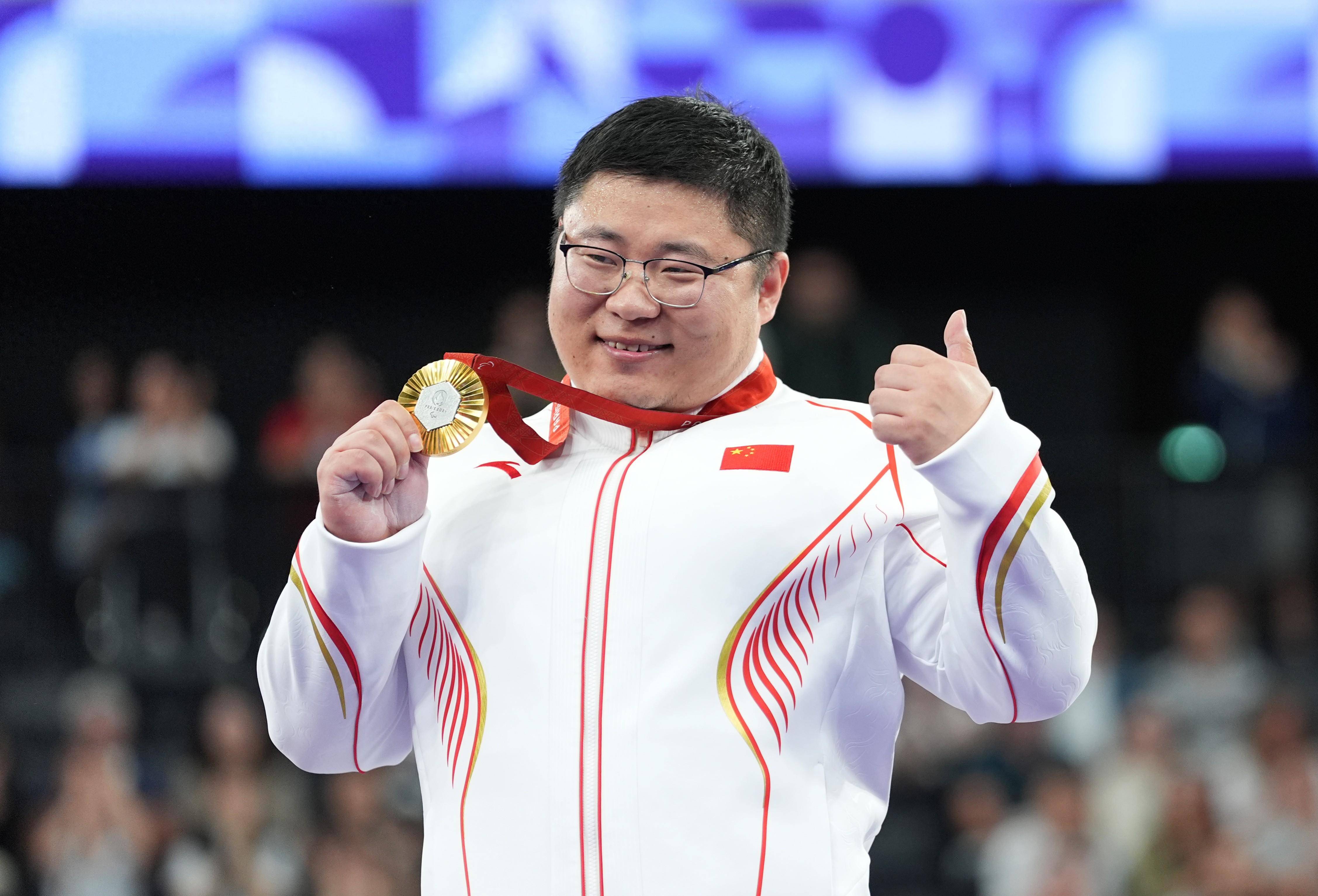 闫盼盼一线天旗袍造型图片国模之路，张静文的璀璨风采