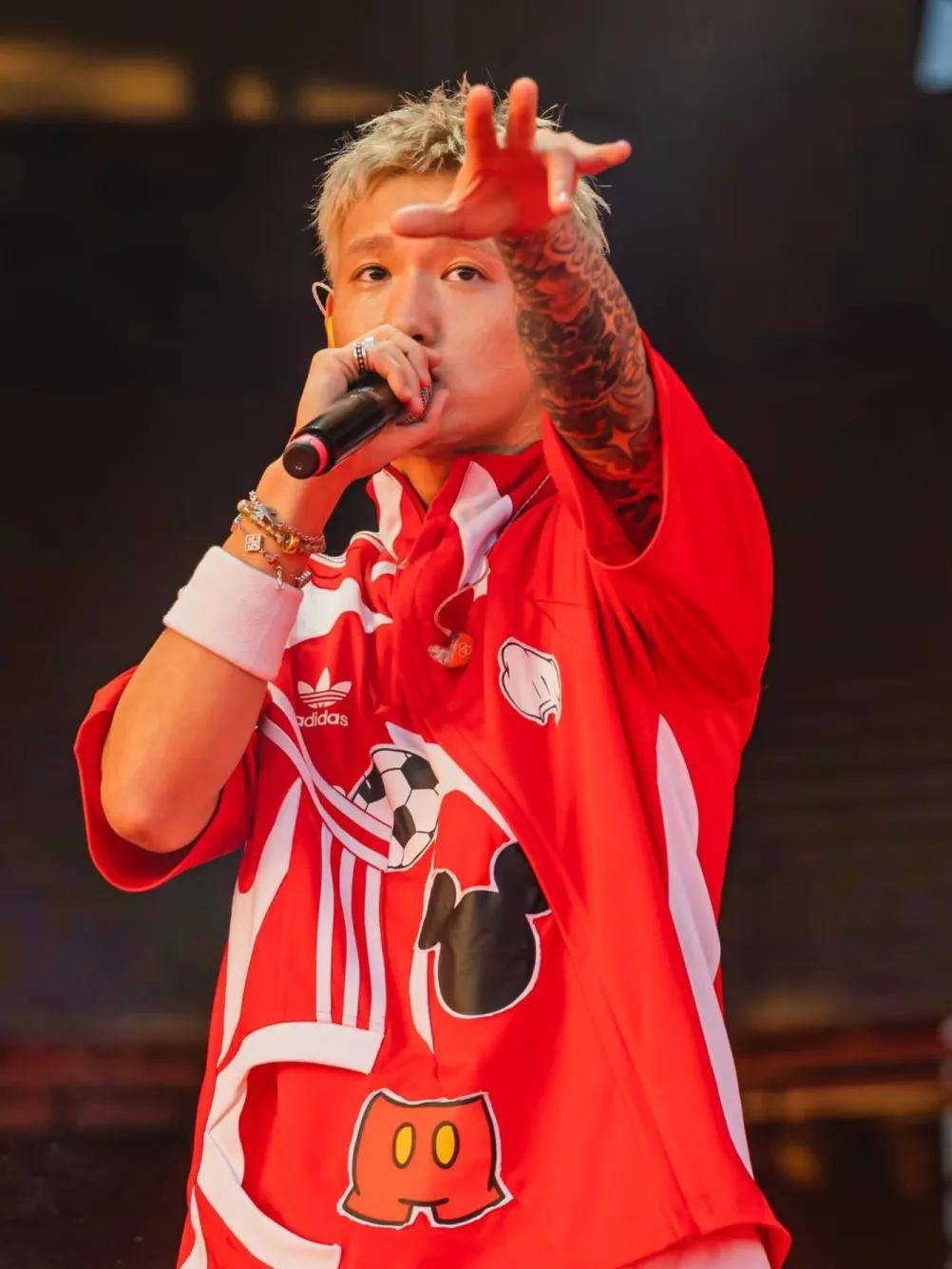 美国白人未成年RAPPER的背景信息美国白人未成年RAPPER，音乐界的新星