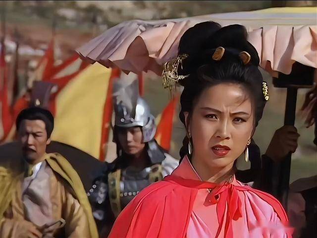 孙尚香站在板凳上给刘禅辅导作业孙尚香巧站板凳，为刘禅悉心辅导作业-第2张图片