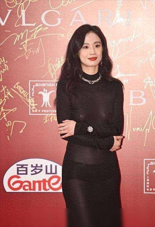 撕开美女的衣服撕开美女的衣服，探索背后的道德与审美界限-第1张图片