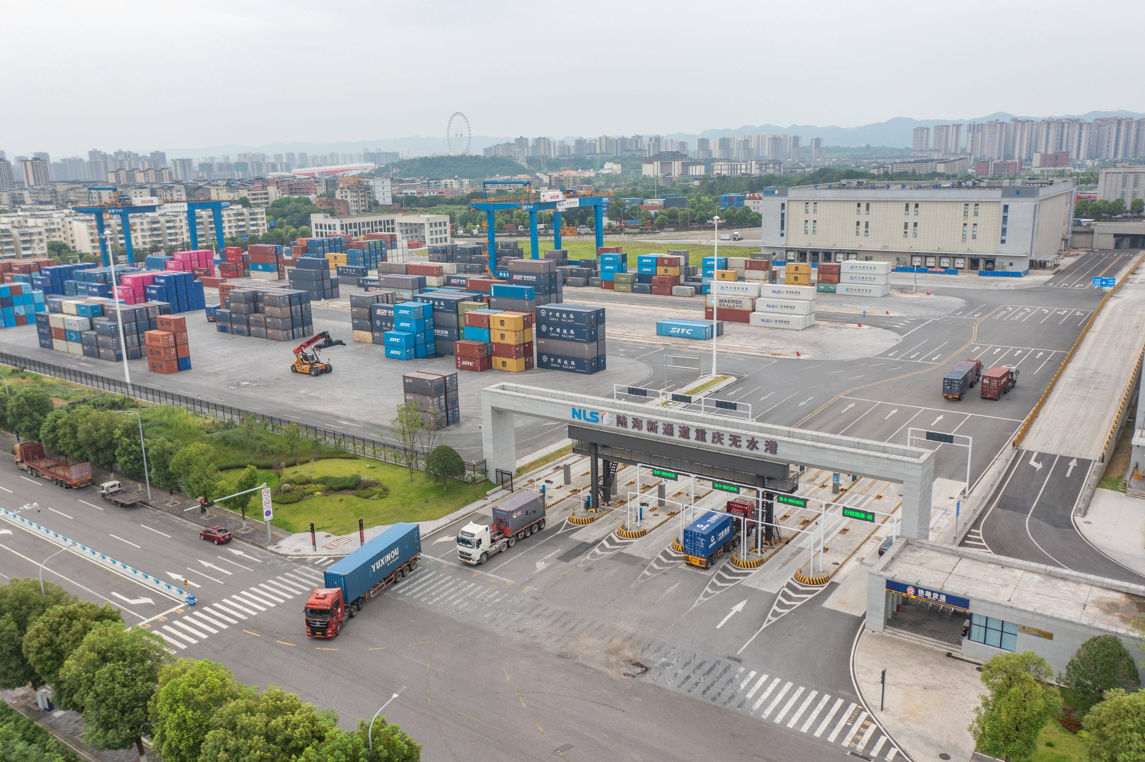 重型卡车重型卡车，现代物流的坚实支柱