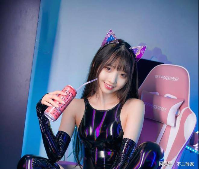 引诱我的巨乳女邻居-第3张图片
