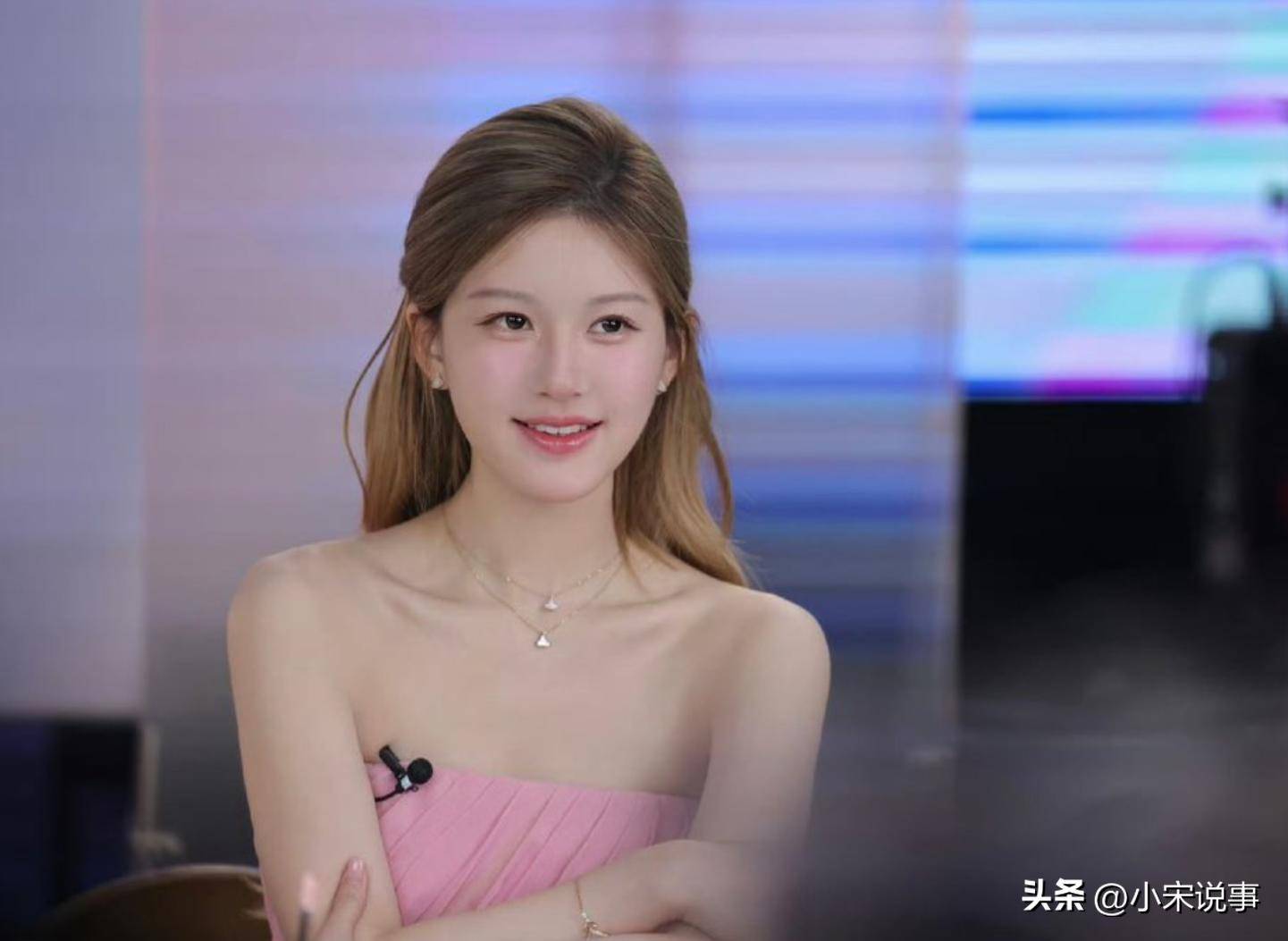 女孩直播被疯狂掰腿挤胸小说网络直播的警示——女孩直播遭遇的侵犯行为