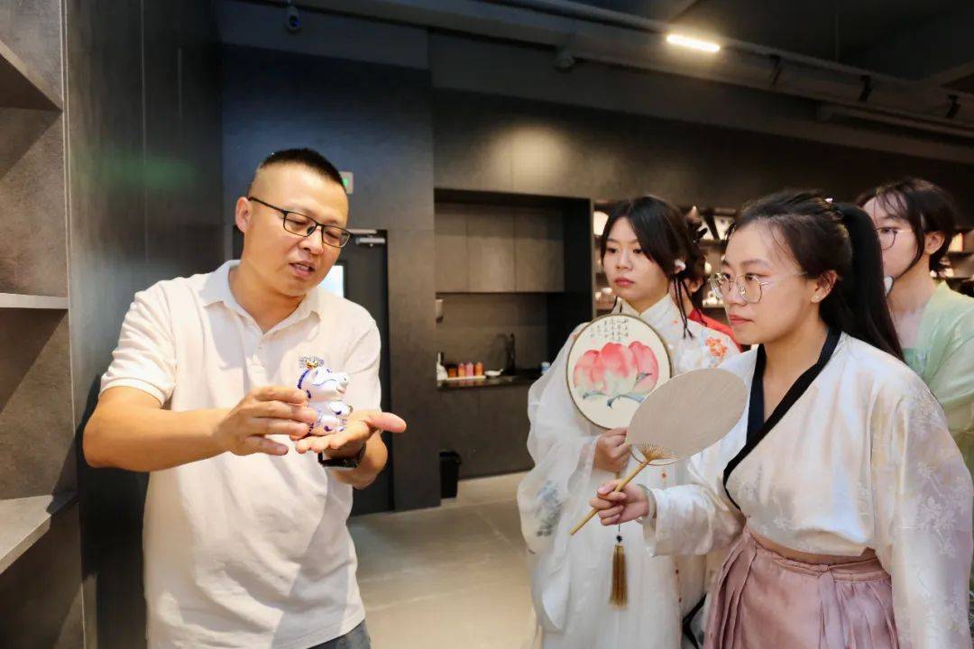 草榴节，传统习俗与文化的盛宴-第2张图片