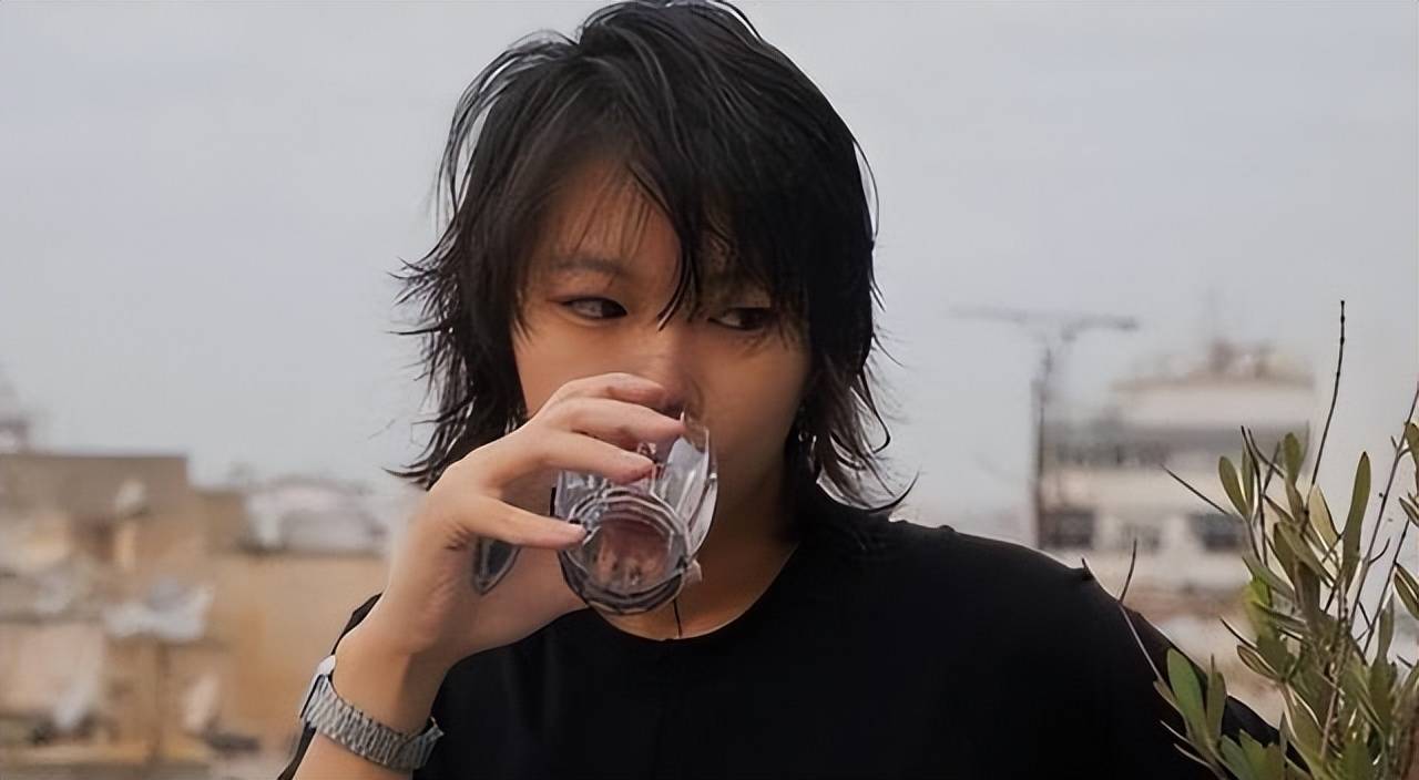 王菲之女窦靖童公开性取向，勇敢追求真爱之路