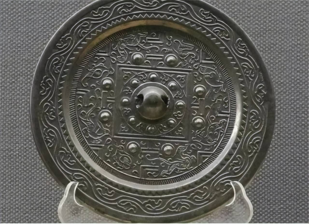 铜镜之谜，探究其照人真相-第2张图片
