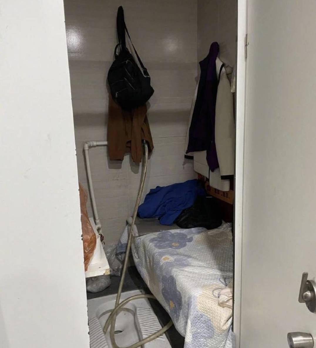 凸偷窥WC精品女厕凸透镜下的隐私之谜，偷窥WC精品女厕现象的深度解析-第3张图片