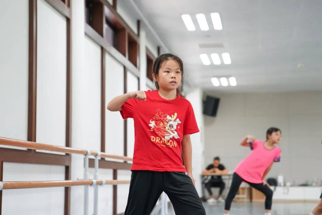 14岁女生学hiphop还是爵士中国18岁小姑14岁女生学Hip-Hop，舞动青春的独特韵律