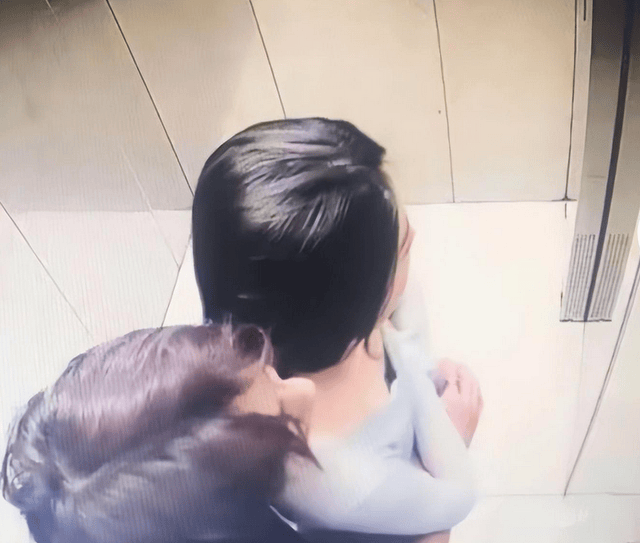 强行扒开双腿尽情玩弄视频警惕网络色情内容，关于强行扒开双腿尽情玩弄视频的深度解析-第2张图片