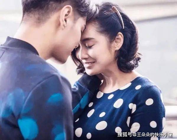 美女与男人之间的微妙关系——美女踩男人的背后故事