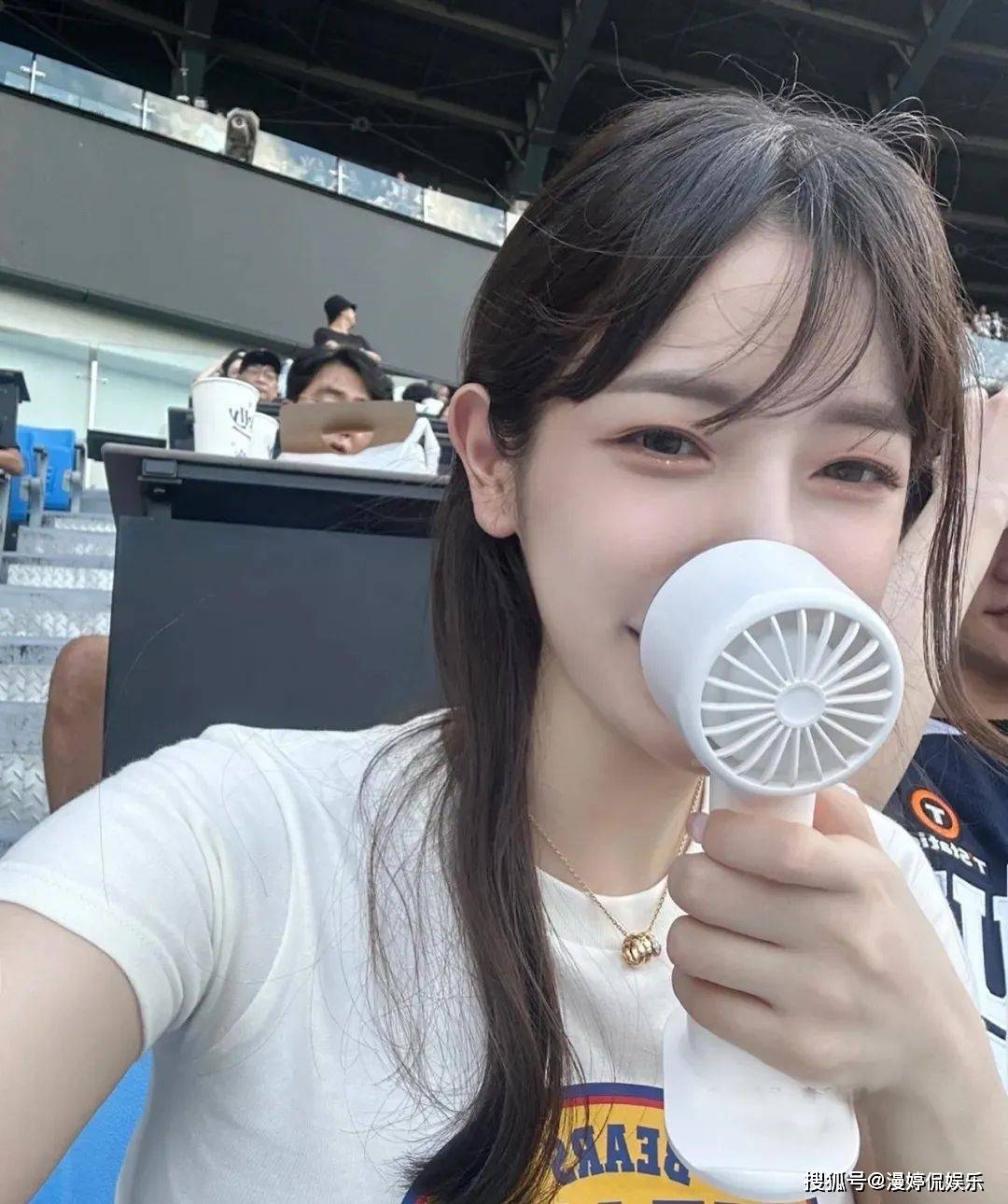 风流少妇A片一区二区蜜桃风流少妇与A片一区二区蜜桃的探索-第3张图片