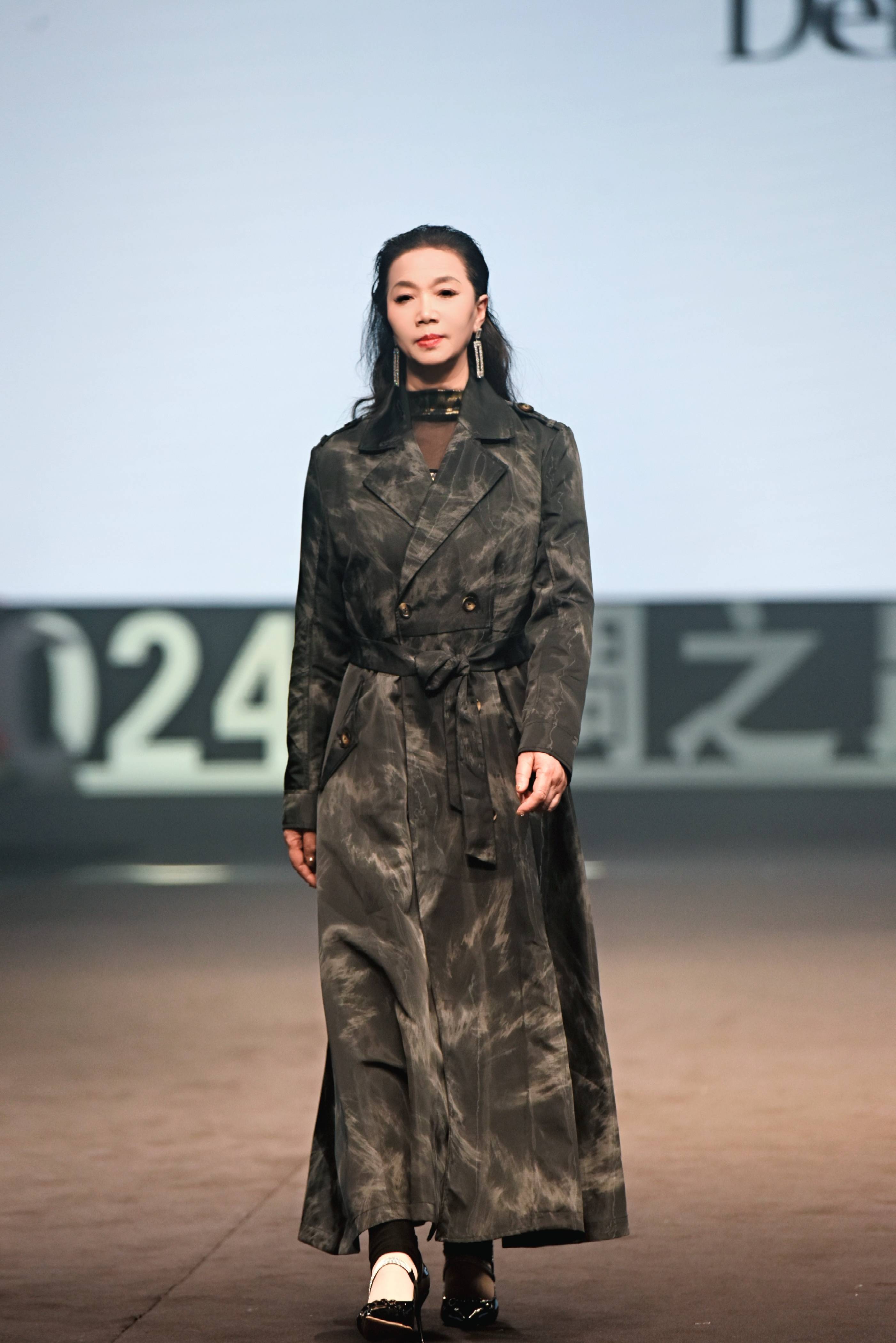 女人去掉所有服装小内无爱心女性自由与服装的界限——关于女性去衣的探讨-第1张图片