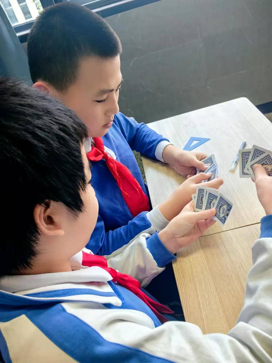 打扑克游戏打扑克游戏的乐趣与魅力-第3张图片