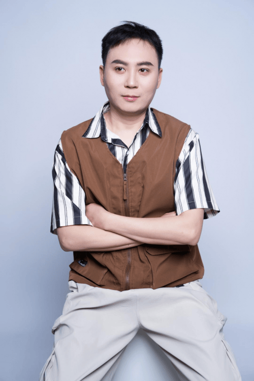 广告模特林娜冰广告模特林娜冰，时尚界的璀璨之星