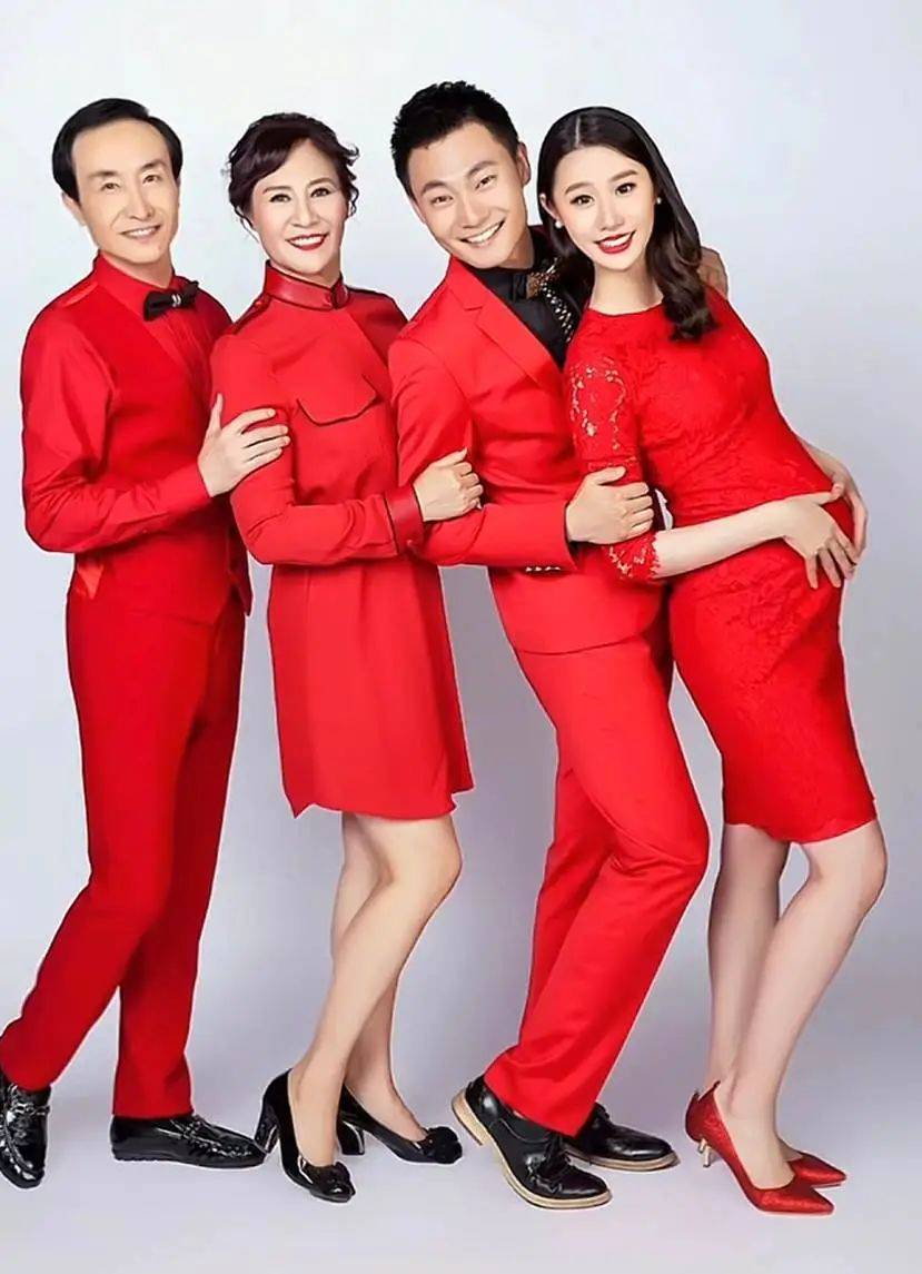 父母儿女媳妇共聚一堂，欢乐时光