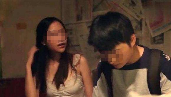 美女被男人撕衣舔胸视频美女遭遇暴力侵犯，男人撕衣舔胸的悲剧-第2张图片