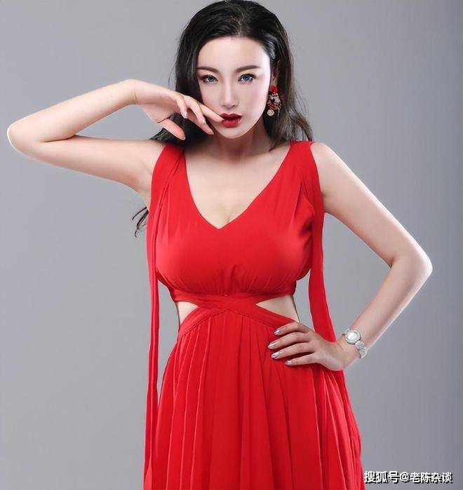国产女性在18岁时的真实魅力——水润肌肤的美丽与力量-第3张图片