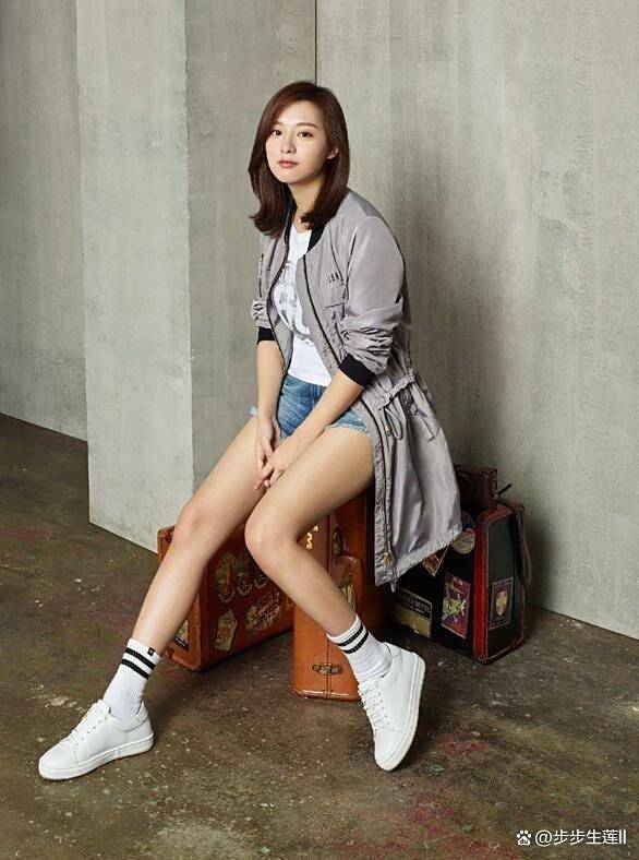 女性体态之美，女人两腿姿势的多元展现-第2张图片