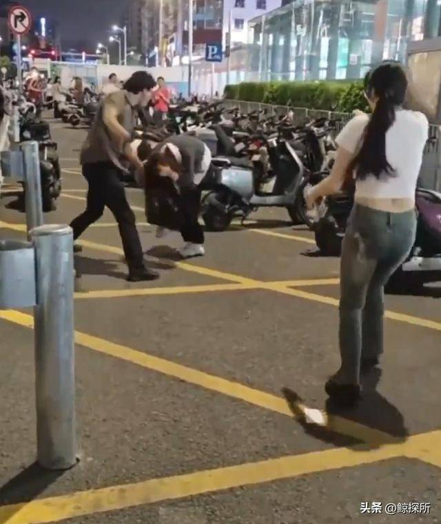 当街扒女生衣服怎么判女子遭遇暴力袭击，被扒衣泼粪的悲剧-第1张图片