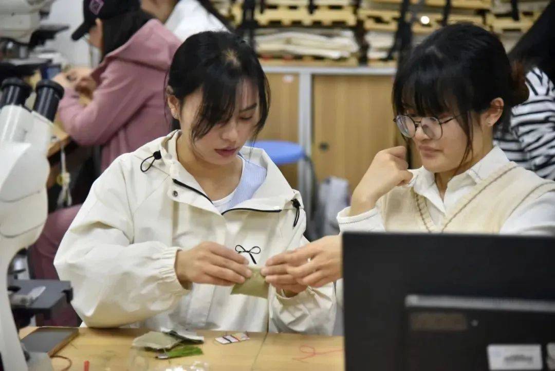 自拍校园亚洲欧美另类探索校园文化，自拍、亚洲、欧美与另类潮流的交织-第2张图片