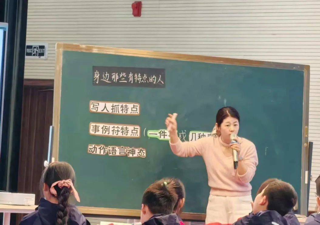 探索学习新境界——坐在老师的鸡叭上写作业-第1张图片