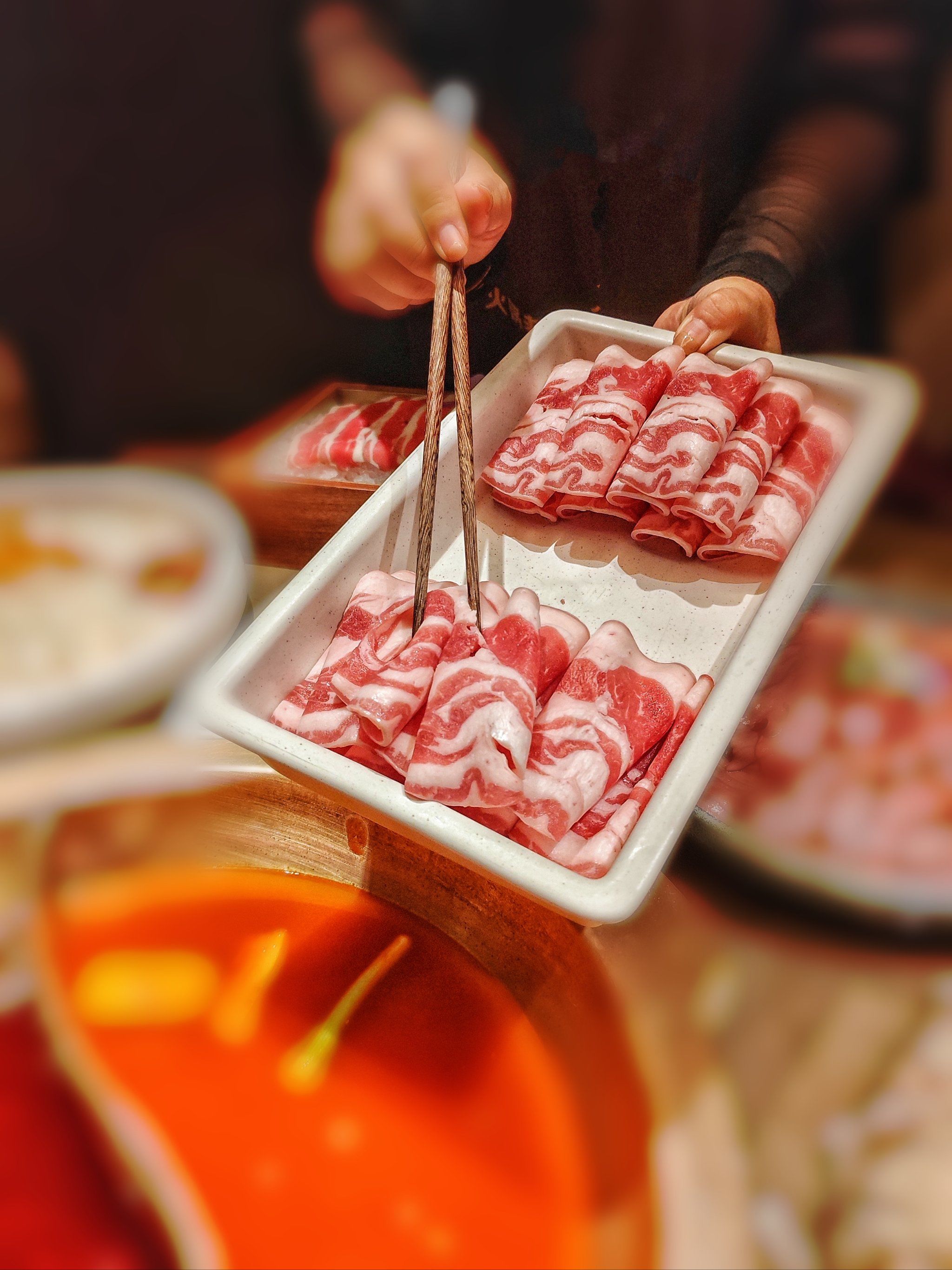 红油火锅比清汤火锅早沸腾红油火锅与清汤火锅的烹饪艺术，早熟的沸腾之美-第1张图片