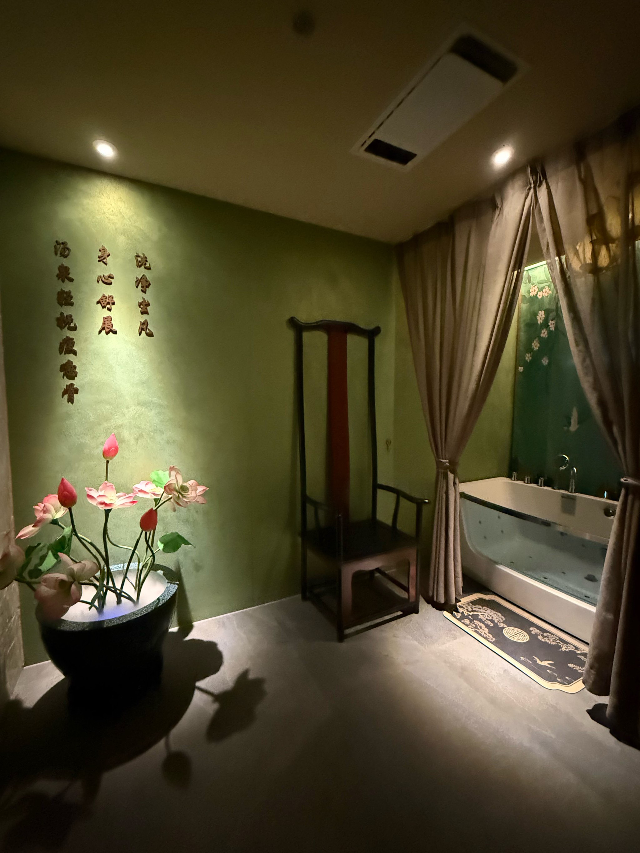 男按摩师用嘴亲我下面口述男按摩师与我的私密体验-第1张图片