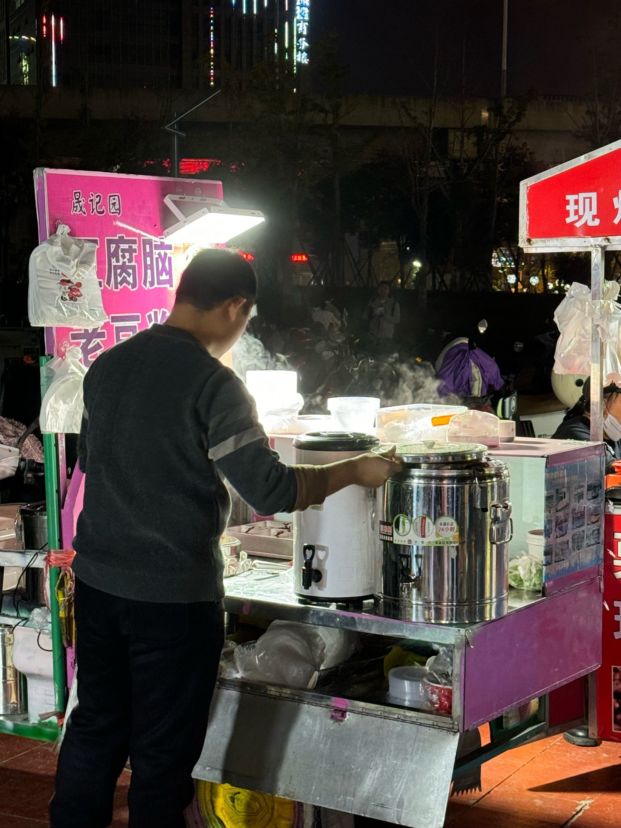 浑浊的豆浆源源不断地流出来浑浊的豆浆，流淌出生活的味道-第3张图片