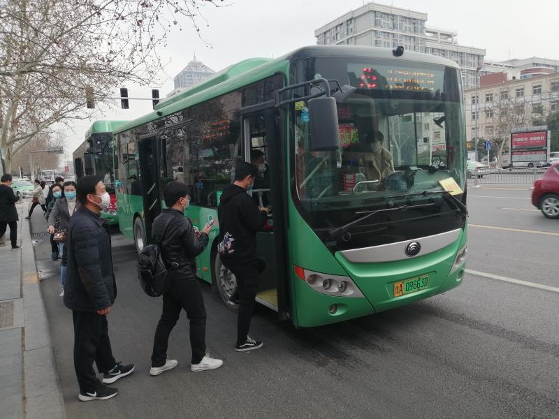 坐公交车居然弄了2个图片什么意思公交车之旅的意外收获——两个图片的故事