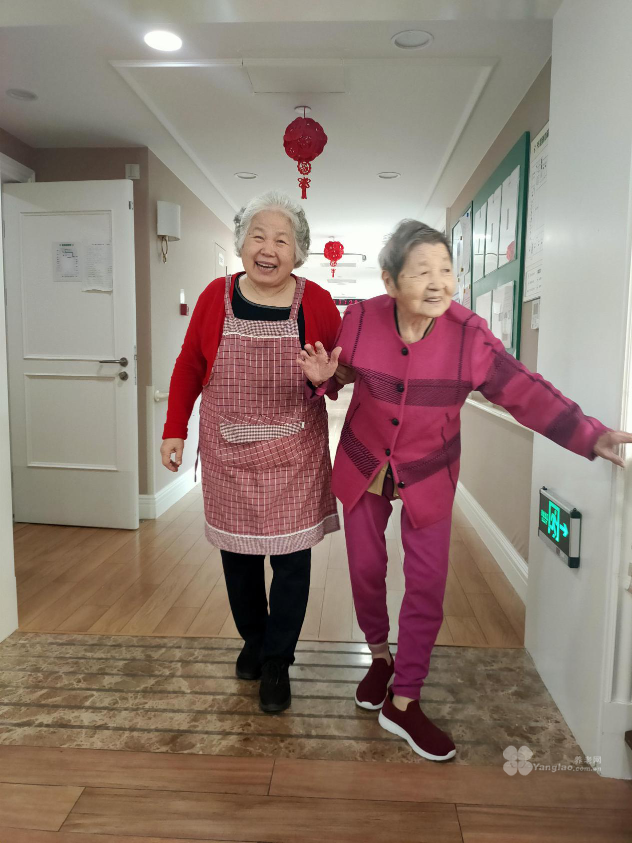 老妇与子交厨房在线观看老妇与子在厨房的温馨时光-第3张图片