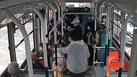 公交车上的八次碰撞-第2张图片
