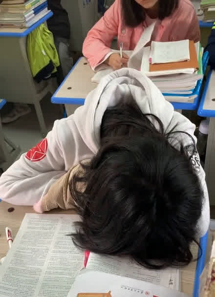 班长哭了怎么办班长泪诉，无法再承受的C位之重——从视频中看我们的责任与成长-第2张图片