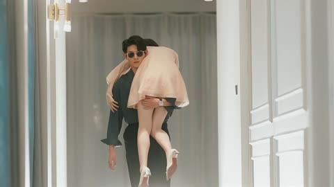 亲亲抱抱举高高蹭蹭的视频亲亲抱抱举高高蹭蹭的甜蜜视频-第1张图片