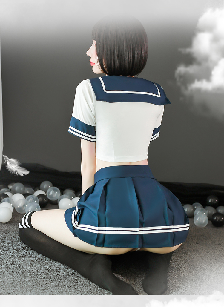 jk女生的裙子JK制服下的美丽秘密——美女裙下的内内展示-第3张图片