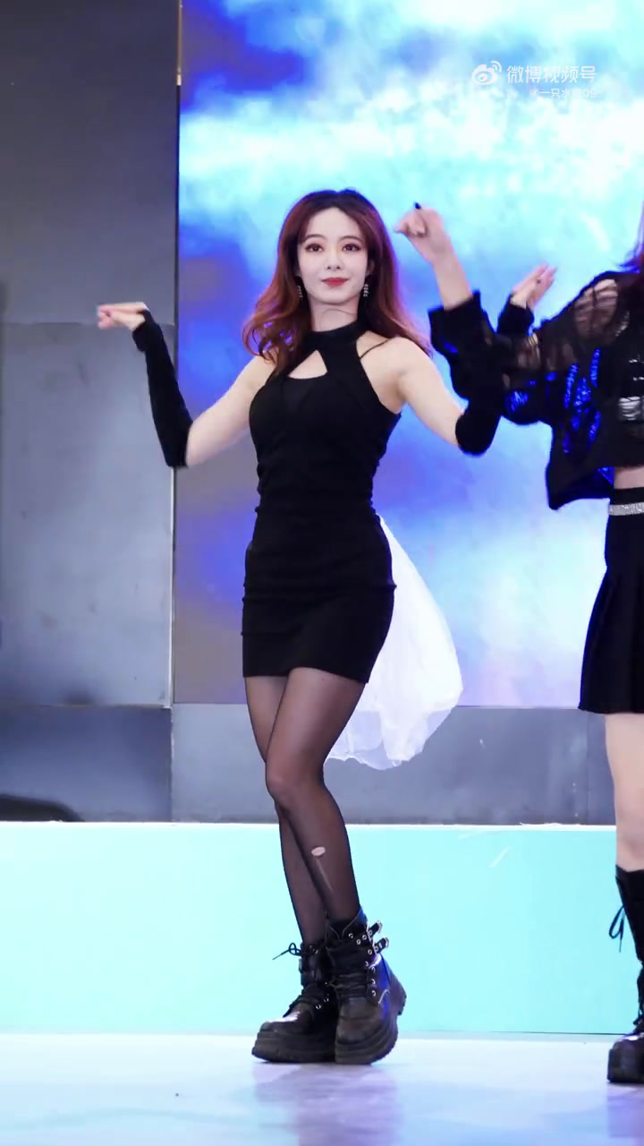 东北地下女dancer赤裸乳房跳舞视频免费播放东北地下女RAPPER，独特的音乐力量-第3张图片