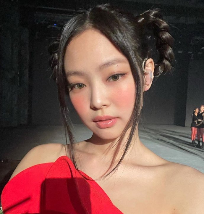 jennie喝水探索JENNIE的魅力，水润之美的独特呈现-第2张图片