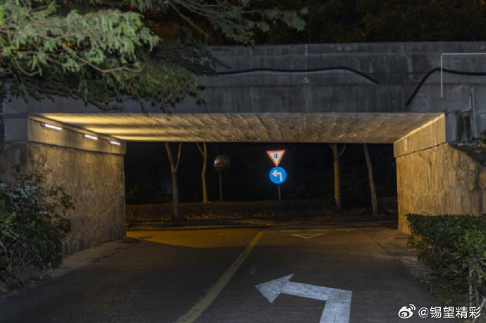 黑洞洞吵闹闹臭哄哄黑洞洞中的吵闹闹