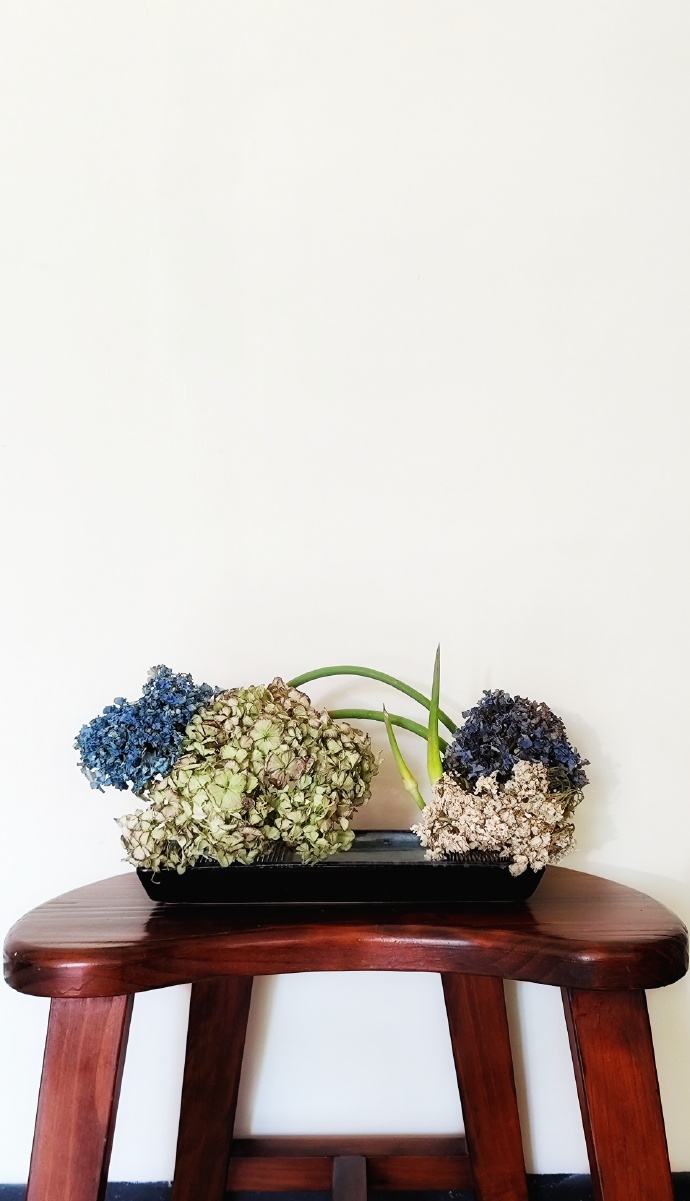 插花艺术，如何巧妙地往下面插花，花瓣却不会掉出来-第2张图片