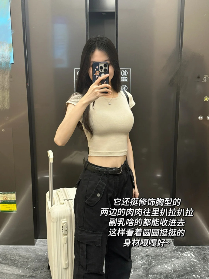 女孩直播被疯狂掰腿挤胸???亲爸视频网络直播的边界问题——女孩直播遭遇的尴尬与挑战-第2张图片