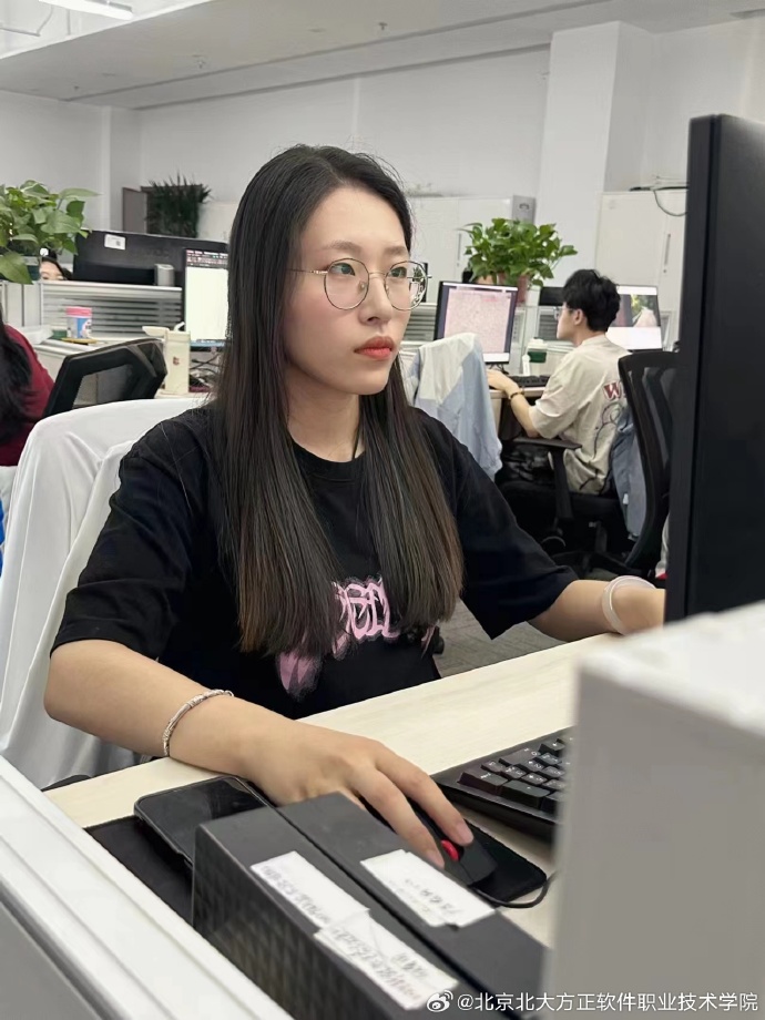 啊学长我们换个地方做软件下载探索科技新天地，啊学长，我们换个地方做软件下载