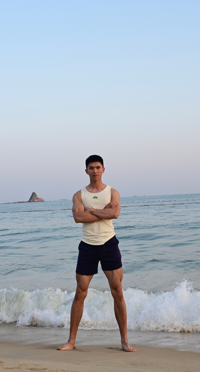 探索中国腹肌体育生的魅力，一次震撼的CUMSHOT体验-第2张图片