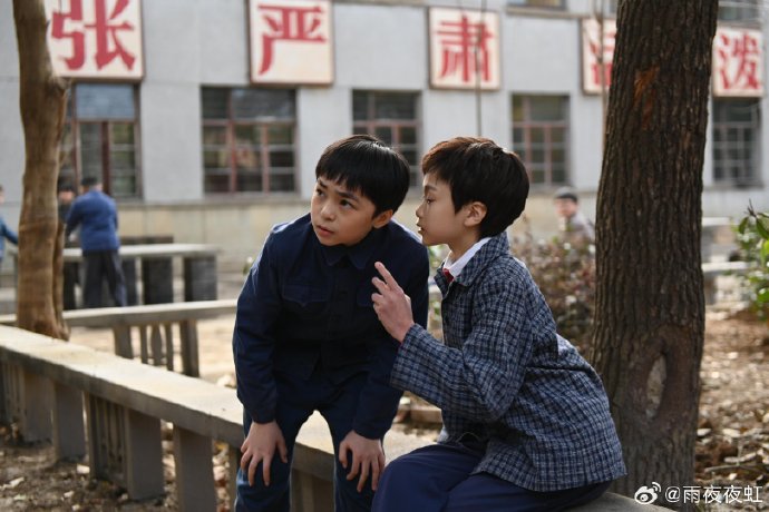 男孩的泪水与成长之路