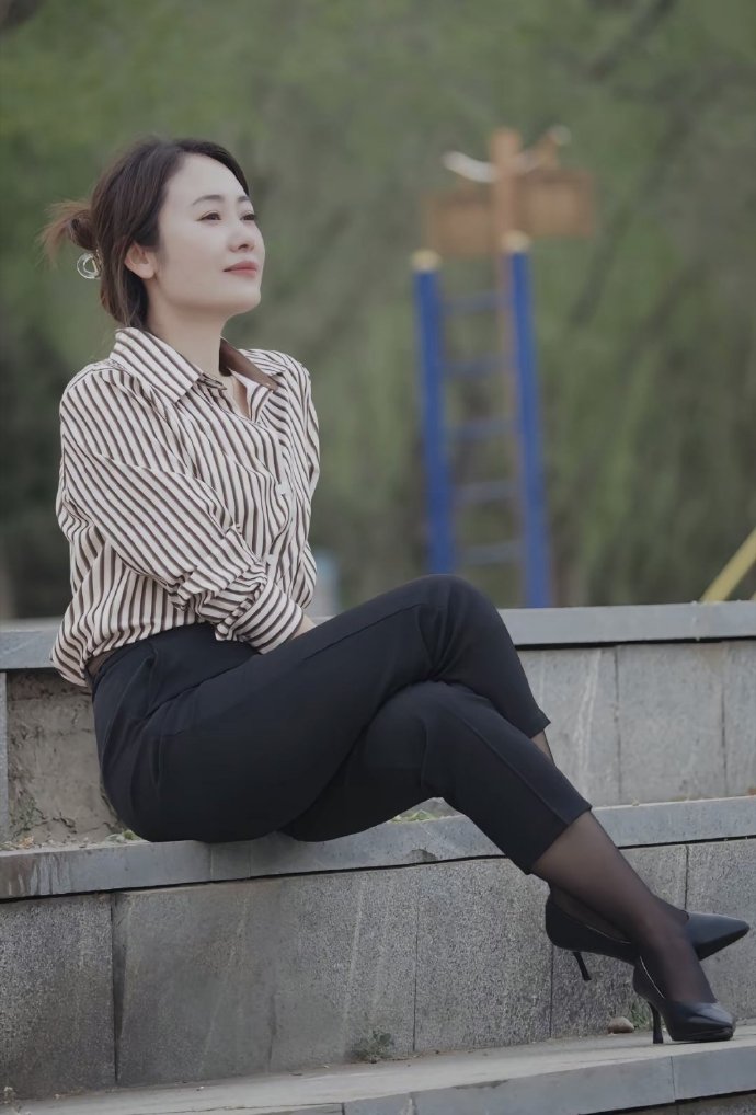 粗壮挺进人妻水蜜桃成熟粗壮挺进的力量——人妻水蜜桃的成熟之旅-第2张图片